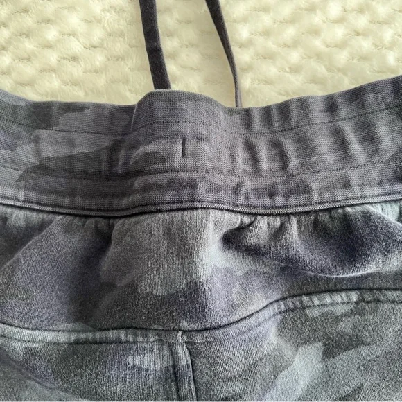 Lululemon Women’s Size 4 Gray Camo Sweatpants - Picture 5 of 9